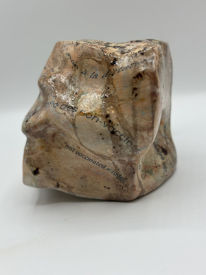 LE COVID, VAGUE VIRALE OU VAGUE DE HAINE. Céramiques. 2023